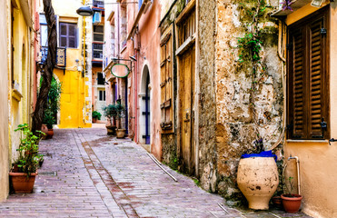  Kolorowe tradycyjne greckie serie - wąskie uliczki starego miasta Chania na wyspie Krecie