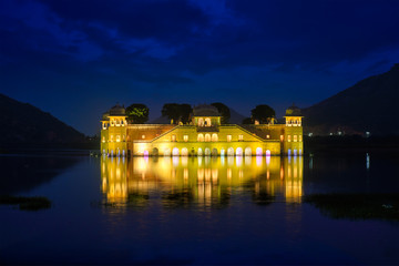 Fototapete - Rajasthan famous tourist landmark - Jal Mahal Water Palace on Man Sagar Lake in the evening in twilight. Jaipur, Rajasthan, India