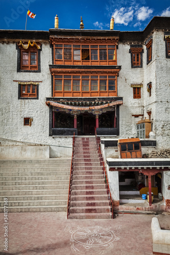 Fotomural Spituk Gompa (Tibetan Buddhist monastery) in Leh, Ladakh, India