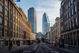Fototapeta Londyn - tall skyscrapers down empty street in london