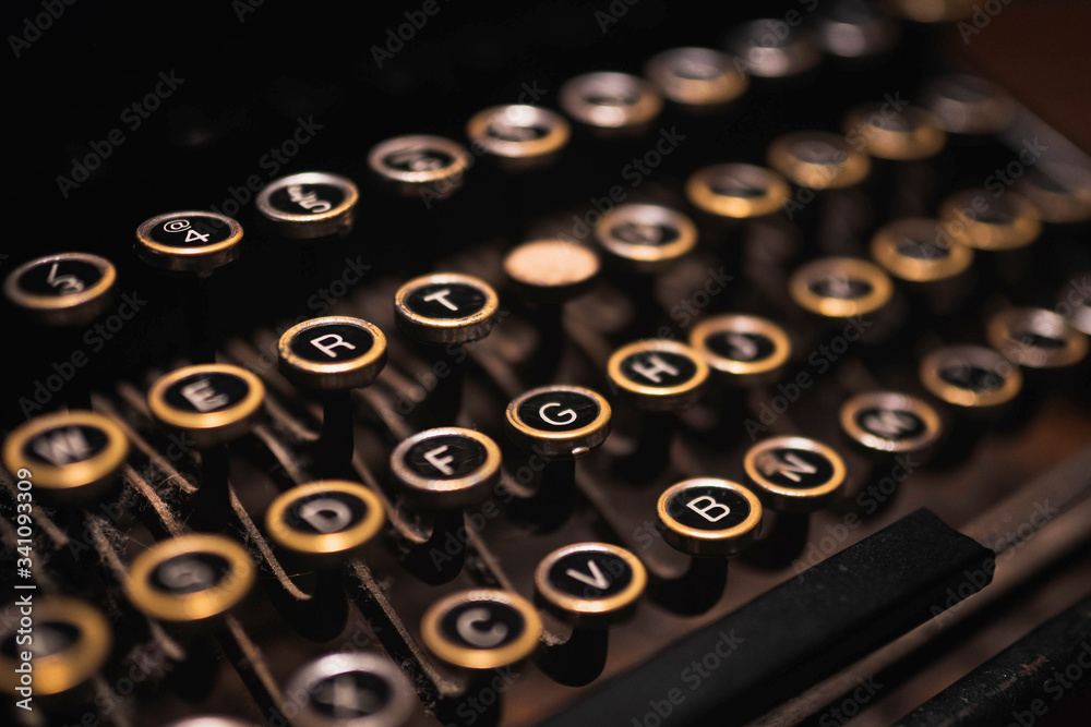 Antique black typewriter - obrazy, fototapety, plakaty 