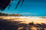 Fototapeta Do akwarium - Piękna tropikalna plaża, ocean i fale na tle błękitnego nieba.