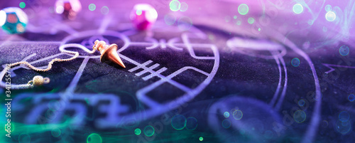 Cuadros en Lienzo Esoteric Concept - Pendulum On Blurred Altar With Smoke And Bokeh