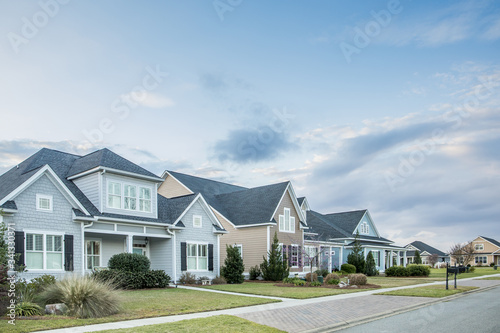Fotomural A street view of a new construction neighborhood with larger landscaped homes an