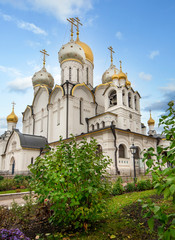 Wall Mural - Zachatyevsky Monastery Katholikon in Ostozhenka district, Moscow, Russia. Nativity of Virgin Mary Cathedral. Orthodox church and blue cloudy sky. 