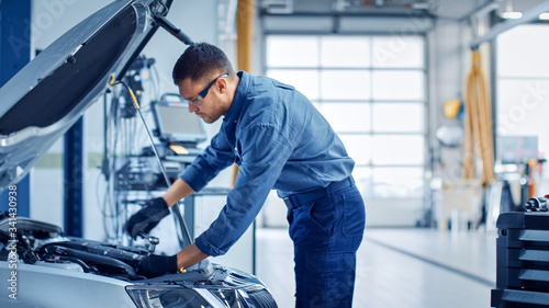 Fotomural Professional Mechanic is Working on a Car in a Car Service