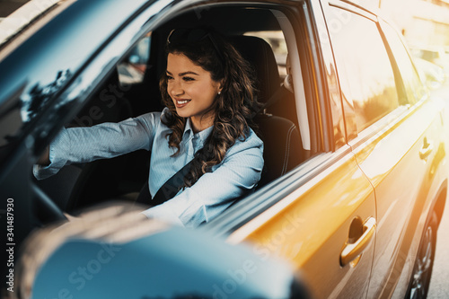 Fotografía Beautiful young businesswoman driving car.