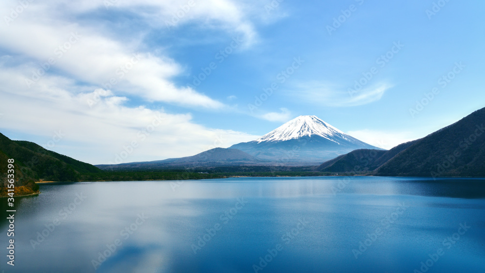 Stock-Foto „独立峰とカルデラ湖、富士山と本栖湖“ | Adobe Stock