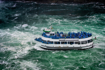 Falls boat tour ship with tourists moves to Niagara falls