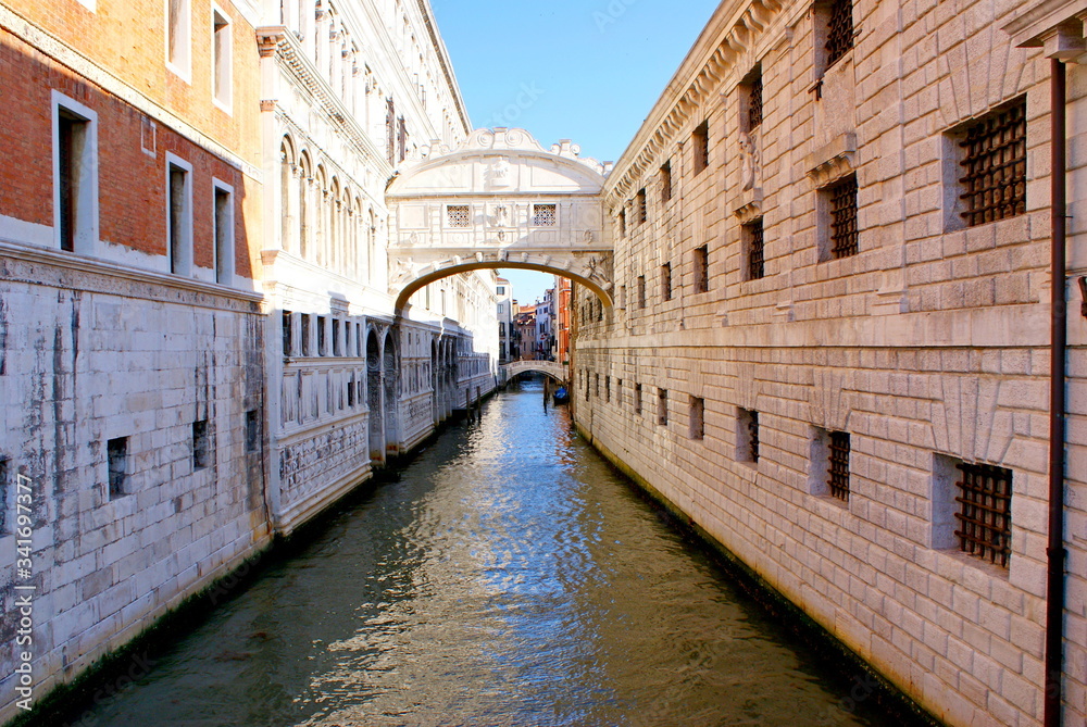Wenecja latem jeden z wielu kanałów wodnych - obrazy, fototapety, plakaty 