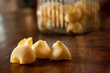 © alex.pin - pasta tradizionale conchiglie in primo piano e altra dentro a grande ciotola di vetro sopra tavolo di legno