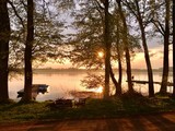 zachód słońca złota godzina plaża mazury jezioro las przystań łódka niebo wieczór