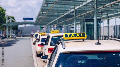 Fotomural Taxi sign on the roof of a vehicle