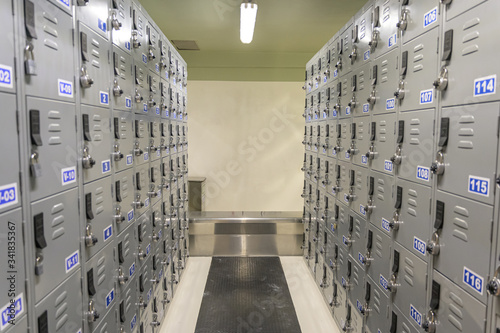 Cuadros en Lienzo Casilleros y lockers en vestidores de maquilas y hospital zona desinfectada