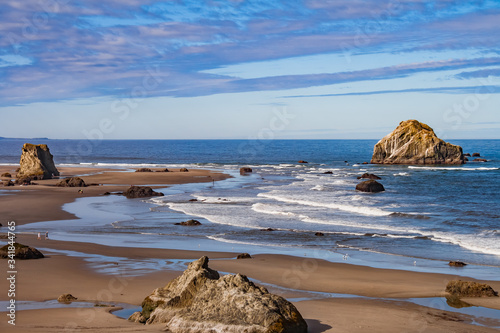 Fotografía cliffside view of soothing majestic Oregon beach
