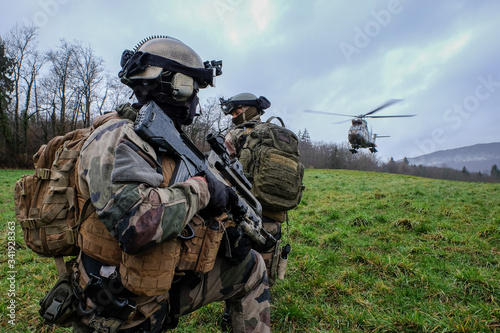 Fotografía French soldiers from the 27th Alpine Fighter Regiment with a land force helicopt