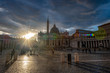 Burzowe niebo i śliczne promienie słońca nad Bazyliką Świętego Piotra w Watykanie, Rzym, Włochy, Europa