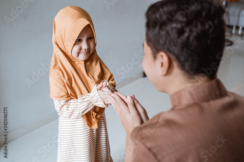 Cuadros en Lienzo daughter asking for forgiveness from father during eid mubarak