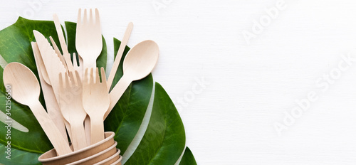 Fotografía banner eco friendly disposable kitchenware utensils on white background