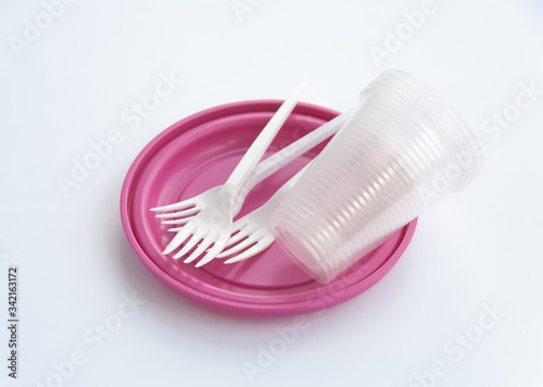 Fotomural Pink plastic food dish and plastic forks and cups inside of it