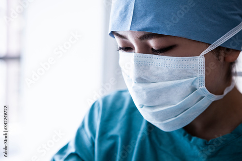 ウイルス感染防護服を着た看護師の横顔 Stock Photo Adobe Stock ウイルス感染防護服を着た看護師の横顔 Stock Photo Adobe Stock