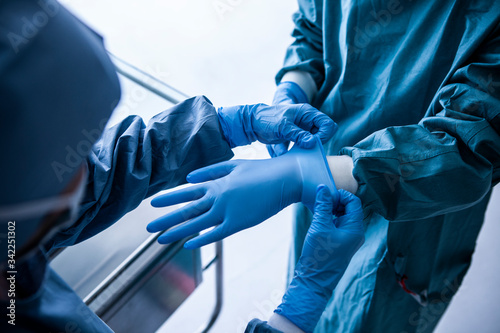 同僚に手袋をはめる医師の手元のアップ Stock Photo Adobe Stock
