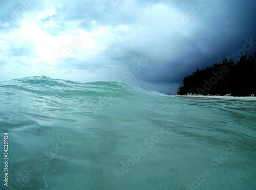 Fotografía Close-up Of Wave On Sea Against Cloudy Sky