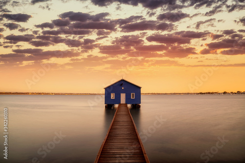 Fotografía Sunrise over the Matilda Bay boathouse in the Swan River