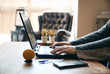 © nicolas - Teletrabajo, manos sobre portatil en casa  con movil macetas en cuarentena