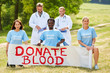 Aktivisten machen einen Aufruf zur Blutspende