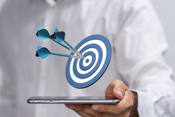 Aufkleber -  makes a dart throw on the target. The concept of persistence in business..
