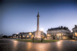 place pavé avec colonne et monument dans le centre historique de Nantes en France au lever du soleil