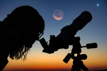 Wall Mural - silhouette of a woman and telescope with twilight sky.