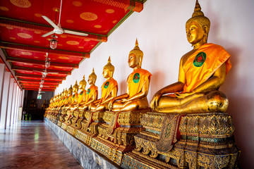 Thailandia, Bangkok - 12 january 2019 - The seated Buddhas of Wat Pho in Bangkok