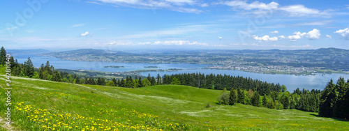 Fotografía Panorama Zürichssee und Zürich vom Stöcklirüz aus mit Bergwiese