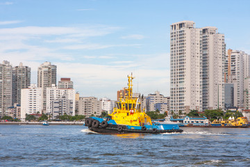 Tugboat fetching a ship from the Santos estuary