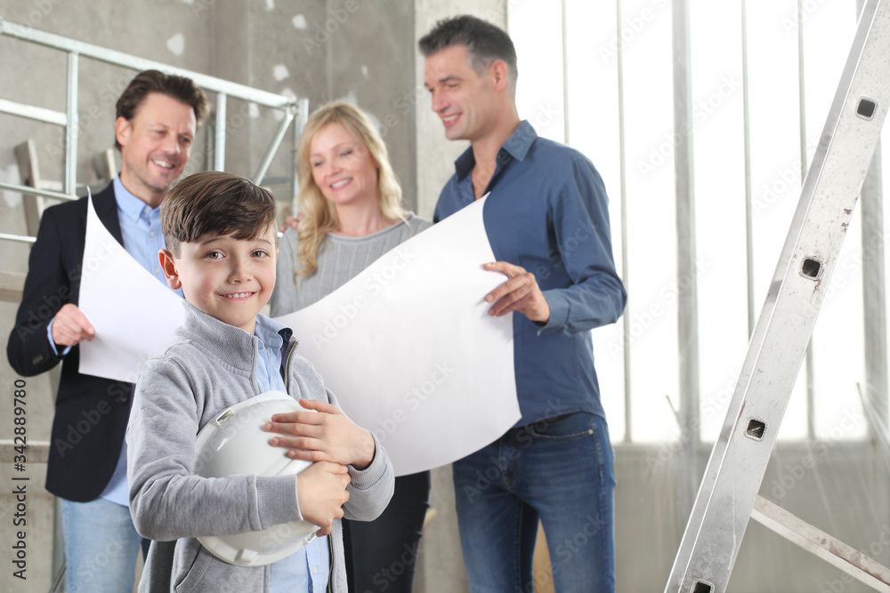 Foto Architect showing house design plans to a family with smiling ...