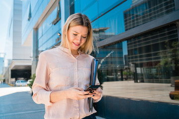 business woman using her mobile phone outdoors.