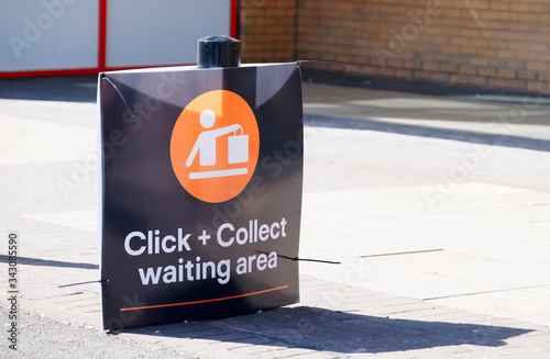 Fotomural Click collect online internet shopping sign at shop car park lane