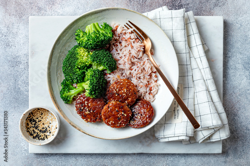 Fotografía Marinated tempeh in smoky bbq sauce marinade or teryaki tempeh with rice and ste
