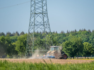 Canvas Print - Traktor bei der Arbeit auf sehr trockenem Ackerboden