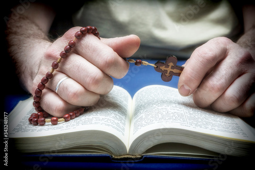 Cuadros en Lienzo Christian believer praying to God with rosary in hand