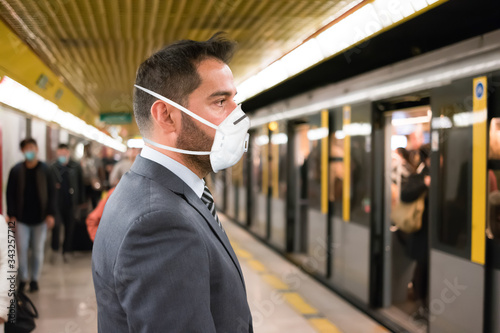 Mata magnetyczna Zamaskowany biznesmen wchodzić do metro, coronavirus miastowy transport i bezpieczeństwa pojęcie