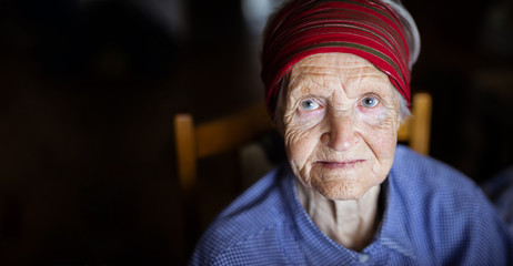 Wall Mural - Portrait of senior woman looking up at the camera