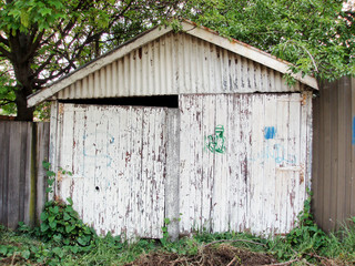 Old timber shed facing the road in a suburb of Hobart