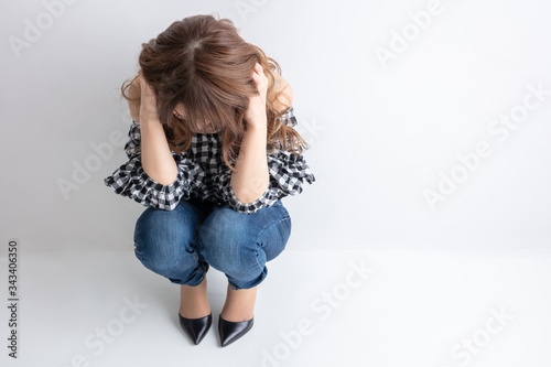茶髪の綺麗な女性が座り込んで悲しんでいる 失業 失恋 事件 Sad Woman Spicy Foto De Stock Adobe Stock