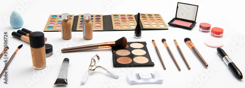Fotomural Kit de maquillaje que incluye paleta de sombras, aplicadores o brochas, rubores,