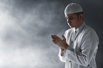 Canvas Print - Religious asian muslim man praying