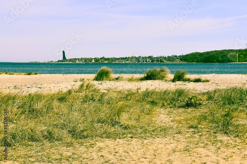 Cuadros en Lienzo Strand an der Kieler Bucht mit Marineehrenmal Laboe