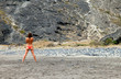 mujer con bikini rojo haciendo yoga en la playa toples almería IMG_6198-as20